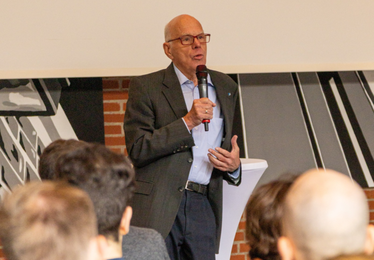 Demokratie ist keine Selbstverständlichkeit – Norbert Lammert zu Gast an der Ursulaschule